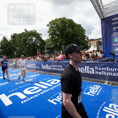 29.06.2025 - hella hamburg halbmarathon Zöllner http://msf.ph/oto/8413593 29.06.2025 10:47:50 Ziel 2340, 5915, 8564, 11283, 11961, 12679, 14383, 15478, 17229, 18356, 18430, 18836 meine-sportfotos.de