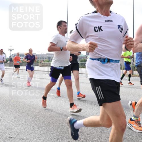 29.06.2025 - hella hamburg halbmarathon Lena Gebhardt http://msf.ph/oto/8413595 29.06.2025 10:17:21 Lombardsbrücke 1083, 1137, 1204, 1298, 1331, 1348, 1356, 1477, 1553, 2225, 2259, 2305, 2860, 2908, 3210, 3464, 3466, 3622, 3802, 3803, 4194, 4218, 4852, 5023, 5390, 5929, 5930, 5995, 6126, 6128, 6254, 6336, 6352, 6520, 6522, 6786, 7011, 7114, 7115, 7257, 7291, 7345, 7360, 7376, 7410, 7445, 7566, 7647, 7844, 7924, 7928, 7945, 8210, 8253, 8263, 8309, 8351, 8433, 8513, 8558, 8895, 8983, 9152, 9259, 9848 meine-sportfotos.de
