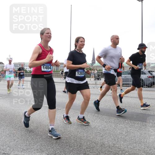 29.06.2025 - hella hamburg halbmarathon Lena Gebhardt http://msf.ph/oto/8413601 29.06.2025 10:51:20 Lombardsbrücke 8410, 1809, 2202, 1404, 1203, 9167, 7014, 1129, 1203, 1208, 1404, 1478, 1617, 1997, 2202, 2308, 2358, 2380, 2484, 2485, 2593, 2736, 2778, 2859, 3934, 4156, 4652, 4713, 4748, 4808, 4848, 4878, 4920, 5286, 5289, 5291, 5357, 5394, 5530, 5716, 5717, 6091, 6885, 6945, 6954, 6961, 7012, 7141, 7769, 7770, 7771, 7825, 7841, 7871, 7992, 8040, 8125, 8410, 8672, 8779, 9166, 9167, 9340, 9582, 9583, 9763, 10029, 10496, 10552, 10614, 10636, 11034, 11052, 11252, 11268, 11575, 11577 meine-sportfotos.de