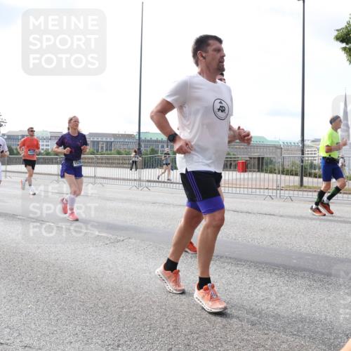 29.06.2025 - hella hamburg halbmarathon Lena Gebhardt http://msf.ph/oto/8413618 29.06.2025 10:17:22 Lombardsbrücke 110, 1045, 1083, 1137, 1204, 1298, 1331, 1348, 1356, 1477, 1553, 2225, 2259, 2305, 2860, 2908, 3210, 3464, 3466, 3622, 3802, 3803, 4194, 4218, 4852, 5023, 5390, 5929, 5930, 5995, 6126, 6128, 6254, 6336, 6352, 6520, 6522, 6786, 7011, 7114, 7115, 7257, 7258, 7291, 7345, 7376, 7410, 7413, 7445, 7566, 7647, 7844, 7924, 7928, 7945, 8210, 8253, 8263, 8309, 8351, 8433, 8513, 8558, 8895, 8983, 9152, 9259, 9848 meine-sportfotos.de