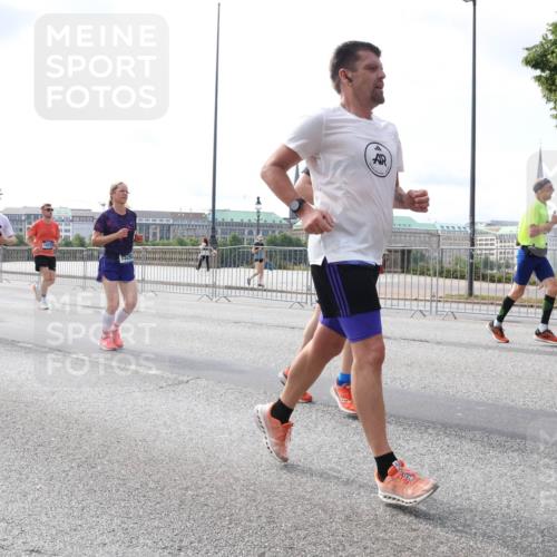 29.06.2025 - hella hamburg halbmarathon Lena Gebhardt http://msf.ph/oto/8413646 29.06.2025 10:17:22 Lombardsbrücke 1118, 0460, 1083, 1137, 1204, 1298, 1331, 1348, 1356, 1477, 1553, 2225, 2259, 2305, 2860, 2908, 3210, 3464, 3466, 3622, 3802, 3803, 4194, 4218, 4852, 5023, 5390, 5929, 5930, 5995, 6126, 6128, 6254, 6336, 6352, 6520, 6522, 6786, 7011, 7114, 7115, 7257, 7258, 7291, 7345, 7376, 7410, 7413, 7445, 7566, 7647, 7844, 7924, 7928, 7945, 8210, 8253, 8263, 8309, 8351, 8433, 8513, 8558, 8895, 8983, 9152, 9259, 9848 meine-sportfotos.de