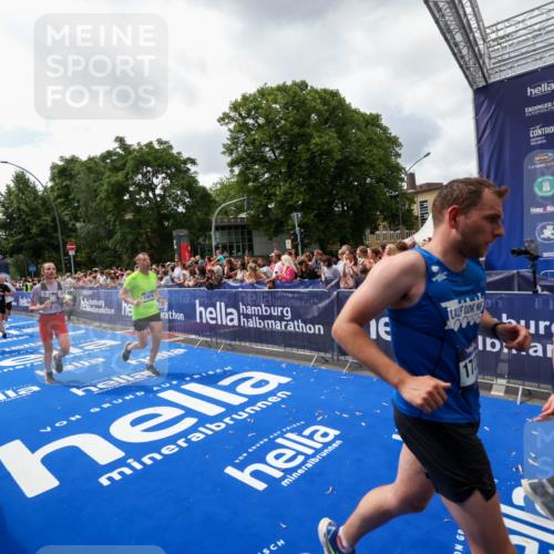 29.06.2025 - hella hamburg halbmarathon Zöllner http://msf.ph/oto/8413649 29.06.2025 10:47:52 Ziel 2340, 5915, 6836, 8564, 11961, 12679, 14383, 17229, 18356, 18430, 18836 meine-sportfotos.de
