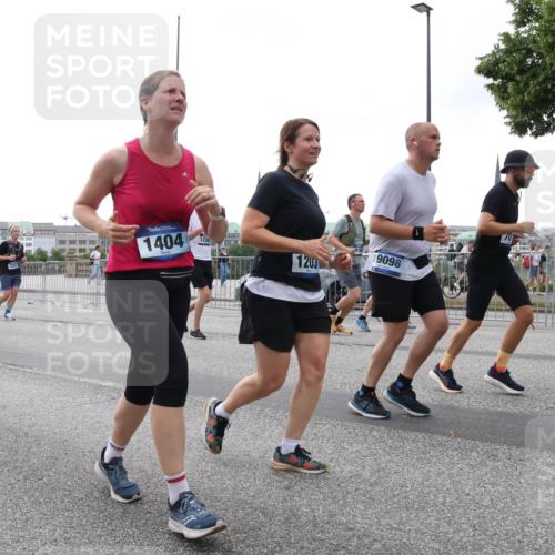 29.06.2025 - hella hamburg halbmarathon Lena Gebhardt http://msf.ph/oto/8413655 29.06.2025 10:51:20 Lombardsbrücke 2202, 1404, 1203, 19098, 1129, 1203, 1208, 1404, 1478, 1617, 1997, 2202, 2308, 2358, 2380, 2484, 2485, 2593, 2736, 2778, 2859, 3934, 4156, 4652, 4713, 4748, 4808, 4848, 4878, 4920, 5286, 5289, 5291, 5357, 5394, 5530, 5716, 5717, 6091, 6885, 6945, 6954, 6961, 7012, 7141, 7769, 7770, 7771, 7825, 7841, 7871, 7992, 8040, 8125, 8410, 8672, 8779, 9166, 9167, 9340, 9582, 9583, 9763, 10029, 10496, 10552, 10614, 10636, 11034, 11052, 11252, 11268, 11575, 11577 meine-sportfotos.de
