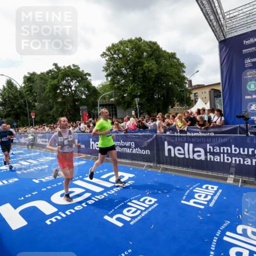 29.06.2025 - hella hamburg halbmarathon Zöllner http://msf.ph/oto/8413675 29.06.2025 10:47:52 Ziel 2340, 5915, 6836, 8564, 11961, 12679, 14383, 17229, 18356, 18430, 18836 meine-sportfotos.de