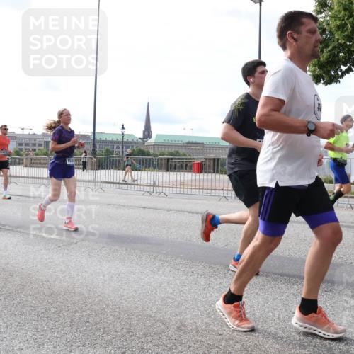 29.06.2025 - hella hamburg halbmarathon Lena Gebhardt http://msf.ph/oto/8413676 29.06.2025 10:17:22 Lombardsbrücke 1046, 1529, 1083, 1137, 1204, 1298, 1331, 1348, 1356, 1477, 1553, 2225, 2259, 2305, 2860, 2908, 3210, 3464, 3466, 3622, 3802, 3803, 4194, 4218, 4852, 5023, 5390, 5929, 5930, 5995, 6126, 6128, 6254, 6336, 6352, 6520, 6522, 6786, 7011, 7114, 7115, 7257, 7258, 7291, 7345, 7376, 7410, 7413, 7445, 7566, 7647, 7844, 7924, 7928, 7945, 8210, 8253, 8263, 8309, 8351, 8433, 8513, 8558, 8895, 8983, 9152, 9259, 9848 meine-sportfotos.de