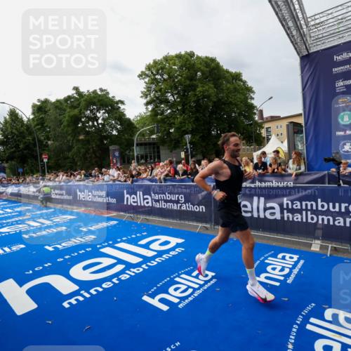 29.06.2025 - hella hamburg halbmarathon Zöllner http://msf.ph/oto/8413692 29.06.2025 10:24:27 Ziel 18695 meine-sportfotos.de