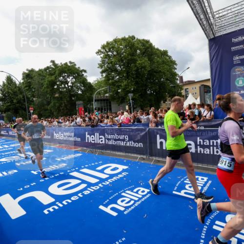 29.06.2025 - hella hamburg halbmarathon Zöllner http://msf.ph/oto/8413703 29.06.2025 10:47:53 Ziel 2340, 5915, 6836, 8564, 11961, 12679, 14383, 14730, 17451, 18356, 18836 meine-sportfotos.de