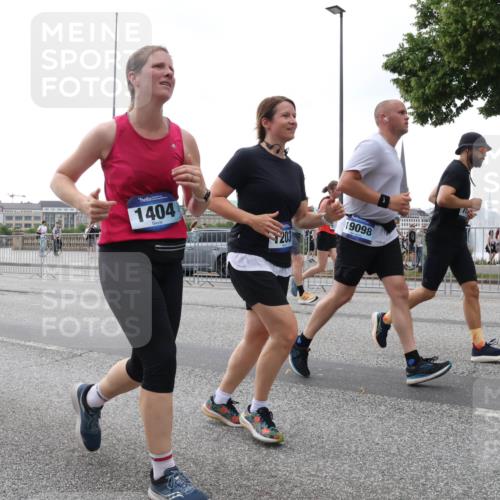 29.06.2025 - hella hamburg halbmarathon Lena Gebhardt http://msf.ph/oto/8413714 29.06.2025 10:51:20 Lombardsbrücke 8410, 1404, 203, 19098, 1129, 1203, 1208, 1404, 1478, 1617, 1997, 2202, 2308, 2358, 2380, 2484, 2485, 2593, 2736, 2778, 2859, 3934, 4156, 4652, 4713, 4748, 4808, 4848, 4878, 4920, 5286, 5289, 5291, 5357, 5394, 5530, 5716, 5717, 6091, 6885, 6945, 6954, 6961, 7012, 7141, 7769, 7770, 7771, 7825, 7841, 7871, 7992, 8040, 8125, 8410, 8672, 8779, 9166, 9167, 9340, 9582, 9583, 9763, 10029, 10496, 10552, 10614, 10636, 11034, 11052, 11252, 11268, 11575, 11577 meine-sportfotos.de