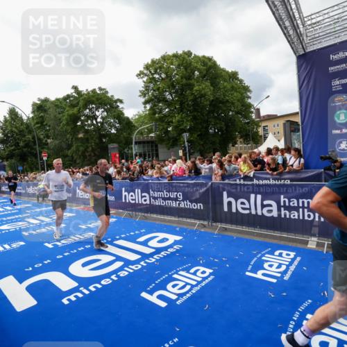 29.06.2025 - hella hamburg halbmarathon Zöllner http://msf.ph/oto/8413731 29.06.2025 10:47:54 Ziel 2340, 5915, 6836, 8564, 11961, 12679, 14383, 14730, 17451, 18356, 18836 meine-sportfotos.de