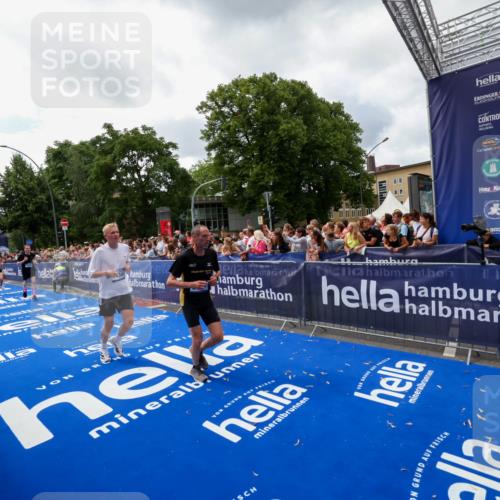 29.06.2025 - hella hamburg halbmarathon Zöllner http://msf.ph/oto/8413742 29.06.2025 10:47:55 Ziel 2340, 6836, 8564, 11961, 14383, 14730, 15333, 17451, 18356, 18836 meine-sportfotos.de