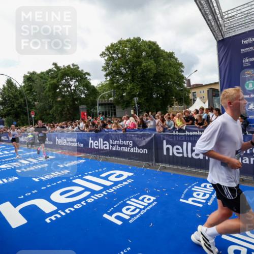 29.06.2025 - hella hamburg halbmarathon Zöllner http://msf.ph/oto/8413756 29.06.2025 10:47:56 Ziel 1604, 1613, 5022, 6836, 8564, 11961, 14383, 14730, 15333, 17451, 18356, 18836 meine-sportfotos.de