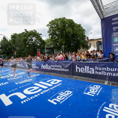 29.06.2025 - hella hamburg halbmarathon Zöllner http://msf.ph/oto/8413772 29.06.2025 10:47:56 Ziel 1604, 1613, 5022, 6836, 8564, 11961, 14383, 14730, 15333, 17451, 18356, 18836 meine-sportfotos.de