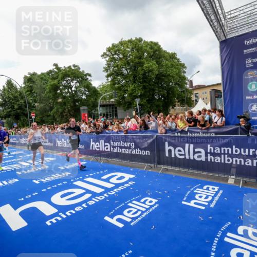 29.06.2025 - hella hamburg halbmarathon Zöllner http://msf.ph/oto/8413776 29.06.2025 10:47:57 Ziel 1604, 1613, 5022, 6836, 11961, 14730, 15333, 16766, 17451, 18356, 18836 meine-sportfotos.de