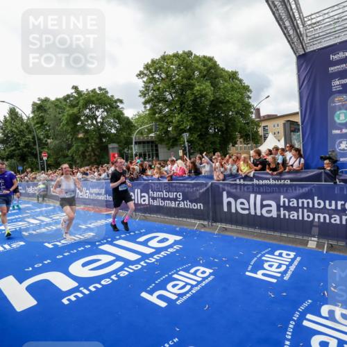 29.06.2025 - hella hamburg halbmarathon Zöllner http://msf.ph/oto/8413785 29.06.2025 10:47:57 Ziel 1604, 1613, 5022, 6836, 11961, 14730, 15333, 16766, 17451, 18356, 18836 meine-sportfotos.de