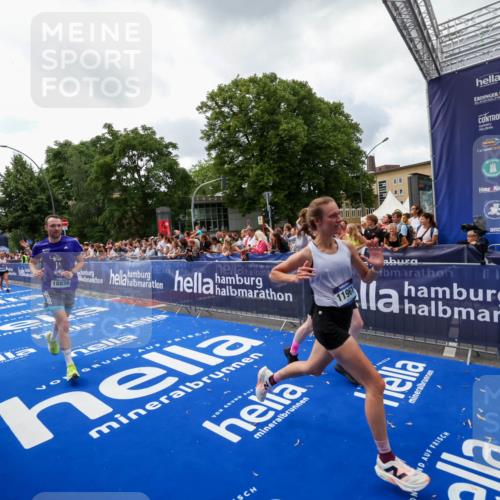 29.06.2025 - hella hamburg halbmarathon Zöllner http://msf.ph/oto/8413813 29.06.2025 10:47:58 Ziel 1604, 1613, 4528, 5022, 6836, 11961, 14730, 15333, 16766, 17451, 18356, 18836, 19198 meine-sportfotos.de
