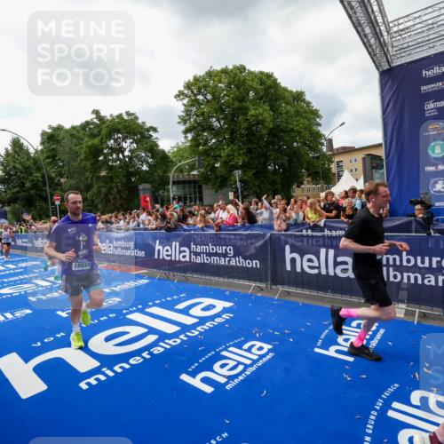 29.06.2025 - hella hamburg halbmarathon Zöllner http://msf.ph/oto/8413820 29.06.2025 10:47:58 Ziel 1604, 1613, 4528, 5022, 6836, 11961, 14730, 15333, 16766, 17451, 18356, 18836, 19198 meine-sportfotos.de