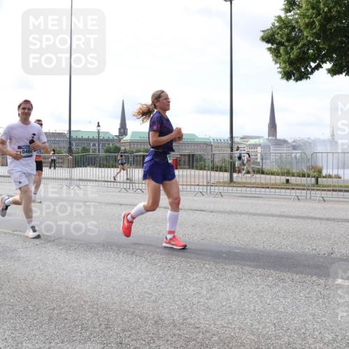 29.06.2025 - hella hamburg halbmarathon Lena Gebhardt http://msf.ph/oto/8413831 29.06.2025 10:17:23 Lombardsbrücke 1110, 0460, 1083, 1137, 1204, 1298, 1331, 1348, 1356, 1477, 1553, 1795, 2225, 2259, 2305, 2548, 2860, 2908, 3210, 3464, 3466, 3622, 3802, 3803, 4194, 4218, 4852, 5002, 5023, 5390, 5929, 5930, 5995, 6126, 6128, 6254, 6336, 6352, 6520, 6522, 6786, 7011, 7114, 7115, 7257, 7258, 7291, 7345, 7376, 7410, 7413, 7445, 7566, 7647, 7844, 7928, 7945, 8210, 8253, 8263, 8309, 8351, 8433, 8513, 8558, 8895, 8983, 9152, 9259, 9848 meine-sportfotos.de