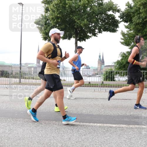 29.06.2025 - hella hamburg halbmarathon Lena Gebhardt http://msf.ph/oto/8413835 29.06.2025 10:25:57 Lombardsbrücke 1093, 1305, 1479, 1481, 3343, 3765, 4378, 4797, 5028, 5497, 6159, 6663, 8276, 8306, 8674, 8881, 9811, 10104, 10219, 10845, 10846, 11139, 11596, 11699, 11828, 11859, 12074, 12505, 12838, 12945, 12946, 13653, 13842, 14063, 14179, 14223, 14356, 14726, 14936, 15283, 16289, 16354, 16381, 16927, 17369, 19144 meine-sportfotos.de