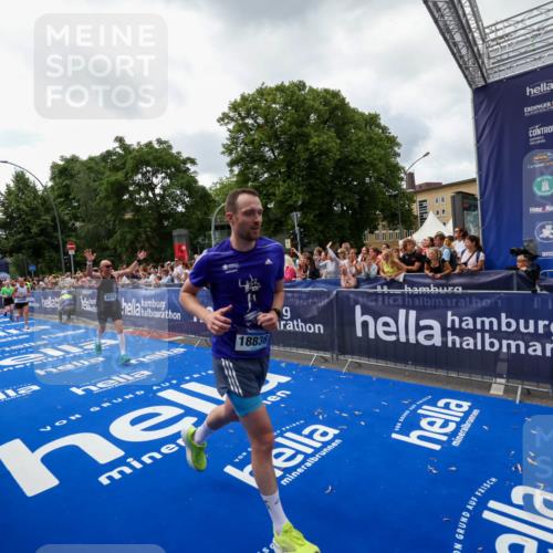 29.06.2025 - hella hamburg halbmarathon Zöllner http://msf.ph/oto/8413836 29.06.2025 10:47:58 Ziel 1604, 1613, 4528, 5022, 6836, 11961, 14730, 15333, 16766, 17451, 18356, 18836, 19198 meine-sportfotos.de