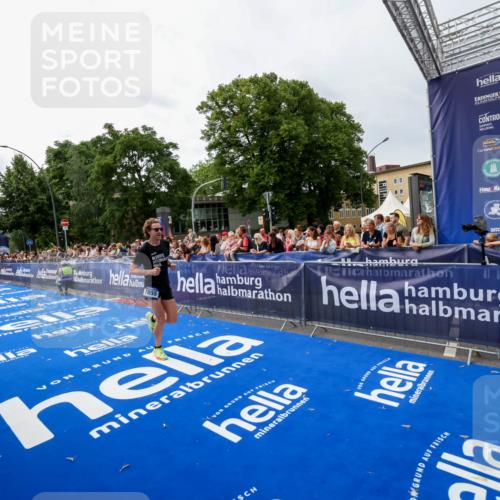 29.06.2025 - hella hamburg halbmarathon Zöllner http://msf.ph/oto/8413838 29.06.2025 10:24:37 Ziel 7855, 14506 meine-sportfotos.de
