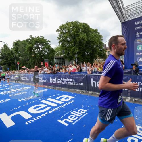 29.06.2025 - hella hamburg halbmarathon Zöllner http://msf.ph/oto/8413843 29.06.2025 10:47:59 Ziel 1604, 1613, 4528, 5022, 6836, 14730, 15333, 16766, 17451, 18206, 18836, 18922, 19198 meine-sportfotos.de
