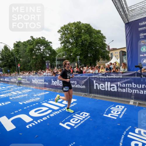 29.06.2025 - hella hamburg halbmarathon Zöllner http://msf.ph/oto/8413852 29.06.2025 10:24:37 Ziel 7855, 14506 meine-sportfotos.de