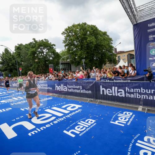 29.06.2025 - hella hamburg halbmarathon Zöllner http://msf.ph/oto/8413854 29.06.2025 10:48:00 Ziel 1604, 1613, 4528, 4601, 5022, 6377, 6836, 12808, 14730, 15333, 16766, 17451, 18206, 18922, 19198 meine-sportfotos.de