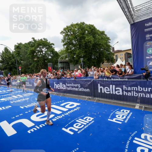 29.06.2025 - hella hamburg halbmarathon Zöllner http://msf.ph/oto/8413862 29.06.2025 10:48:01 Ziel 1604, 1613, 4528, 4601, 5022, 6377, 12808, 14730, 15333, 16766, 17451, 18206, 18922, 19198 meine-sportfotos.de