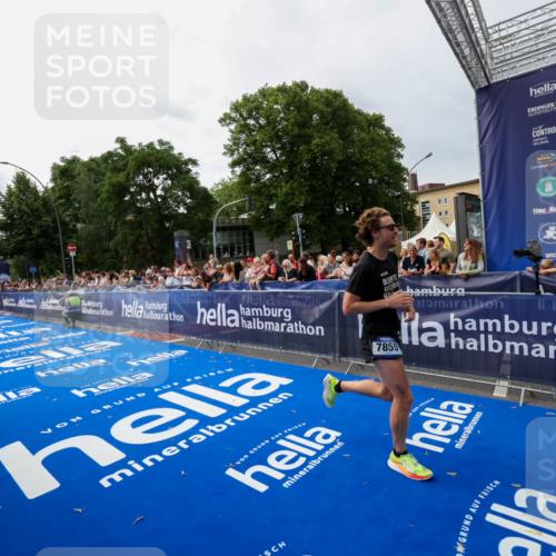 29.06.2025 - hella hamburg halbmarathon Zöllner http://msf.ph/oto/8413864 29.06.2025 10:24:37 Ziel 7855, 14506 meine-sportfotos.de