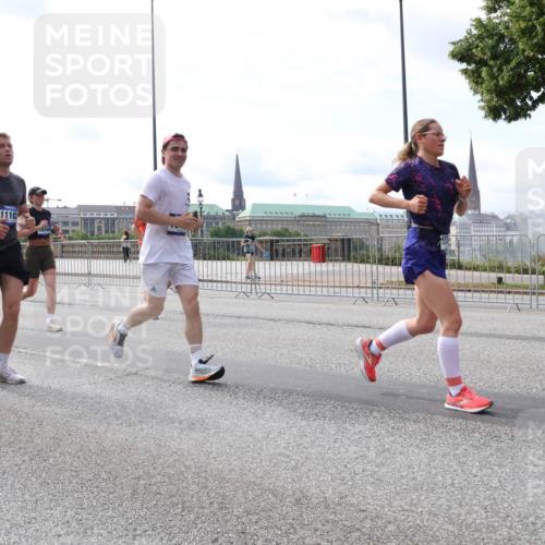 29.06.2025 - hella hamburg halbmarathon Lena Gebhardt http://msf.ph/oto/8413868 29.06.2025 10:17:23 Lombardsbrücke 1110, 18344, 1083, 1137, 1204, 1298, 1331, 1348, 1356, 1477, 1553, 1795, 2225, 2259, 2305, 2548, 2860, 2908, 3210, 3464, 3466, 3622, 3802, 3803, 4194, 4218, 4852, 5002, 5023, 5390, 5929, 5930, 5995, 6126, 6128, 6254, 6336, 6352, 6520, 6522, 6786, 7011, 7114, 7115, 7257, 7258, 7291, 7345, 7376, 7410, 7413, 7445, 7566, 7647, 7844, 7928, 7945, 8210, 8253, 8263, 8309, 8351, 8433, 8513, 8558, 8895, 8983, 9152, 9259, 9848 meine-sportfotos.de