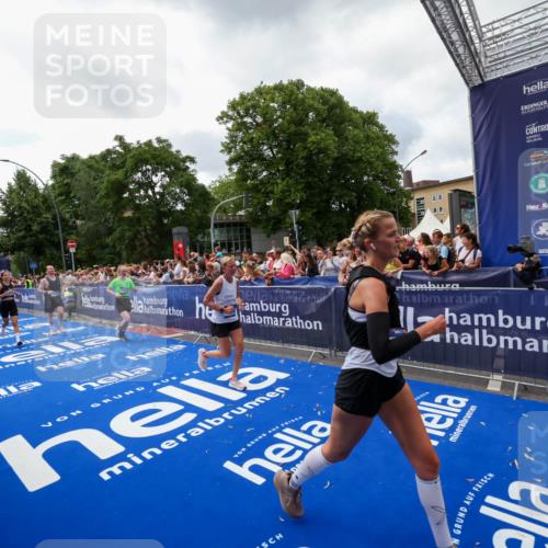 29.06.2025 - hella hamburg halbmarathon Zöllner http://msf.ph/oto/8413875 29.06.2025 10:48:01 Ziel 1604, 1613, 4528, 4601, 5022, 6377, 12808, 14730, 15333, 16766, 17451, 18206, 18922, 19198 meine-sportfotos.de