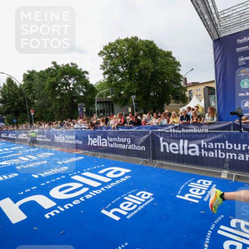 29.06.2025 - hella hamburg halbmarathon Zöllner http://msf.ph/oto/8413876 29.06.2025 10:24:38 Ziel 7855, 14506 meine-sportfotos.de
