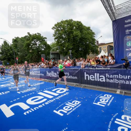 29.06.2025 - hella hamburg halbmarathon Zöllner http://msf.ph/oto/8413916 29.06.2025 10:48:02 Ziel 1086, 1604, 1613, 4528, 4601, 5022, 6377, 12724, 12747, 12808, 14730, 15333, 16766, 17451, 18206, 18922, 19198 meine-sportfotos.de