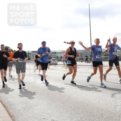 29.06.2025 - hella hamburg halbmarathon Lena Gebhardt http://msf.ph/oto/8413927 29.06.2025 10:42:05 Lombardsbrücke 2008, 7955, 1742, 1120, 18940, 3459, 3460, 1039, 1150, 1360, 1509, 1624, 1648, 1712, 1752, 2145, 2523, 2974, 3276, 3326, 3459, 3460, 3568, 4329, 4353, 4541, 4735, 4736, 4787, 4885, 4891, 4892, 5419, 5432, 5671, 6136, 6137, 6153, 6320, 6430, 6436, 6450, 6618, 6828, 6837, 6846, 6917, 7357, 7477, 7557, 7955, 7968, 8004, 8014, 8162, 8163, 8300, 8301, 8443, 8459, 8712, 8897, 8908, 9008, 9223, 9370, 9467, 9588, 10027, 10623, 11011 meine-sportfotos.de