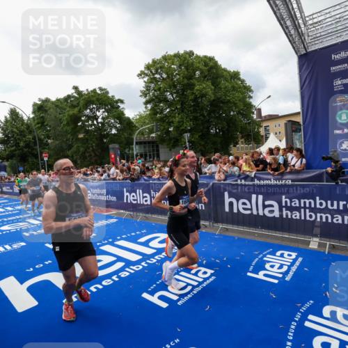 29.06.2025 - hella hamburg halbmarathon Zöllner http://msf.ph/oto/8413945 29.06.2025 10:48:04 Ziel 1086, 1604, 1613, 4324, 4528, 4601, 5022, 6377, 12706, 12724, 12747, 12808, 13570, 15333, 16149, 16766, 18206, 18922, 19198 meine-sportfotos.de