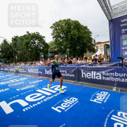 29.06.2025 - hella hamburg halbmarathon Zöllner http://msf.ph/oto/8413968 29.06.2025 10:24:43 Ziel 2892, 14506 meine-sportfotos.de