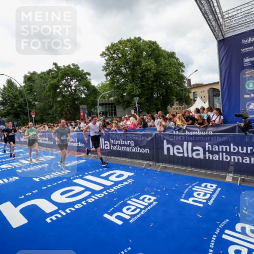 29.06.2025 - hella hamburg halbmarathon Zöllner http://msf.ph/oto/8413970 29.06.2025 10:48:05 Ziel 1086, 1604, 1613, 4324, 4528, 4601, 5022, 6377, 9638, 12706, 12724, 12747, 12808, 13570, 16149, 16766, 18206, 18922, 19198 meine-sportfotos.de