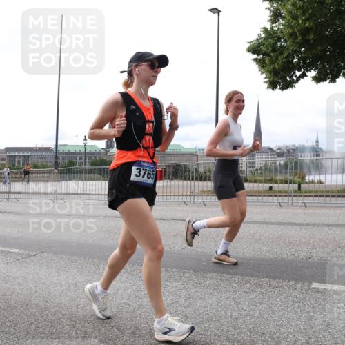 29.06.2025 - hella hamburg halbmarathon Lena Gebhardt http://msf.ph/oto/8413981 29.06.2025 10:25:58 Lombardsbrücke 3765, 1093, 1305, 1479, 1481, 3343, 3617, 3765, 4378, 4797, 5028, 5497, 6159, 6663, 8276, 8306, 8674, 8881, 9811, 10104, 10219, 10845, 10846, 11139, 11596, 11699, 11828, 11859, 12074, 12505, 12826, 12827, 12838, 12945, 12946, 13653, 14063, 14179, 14223, 14356, 14726, 14936, 15283, 16289, 16354, 16381, 16927, 17369, 19144 meine-sportfotos.de