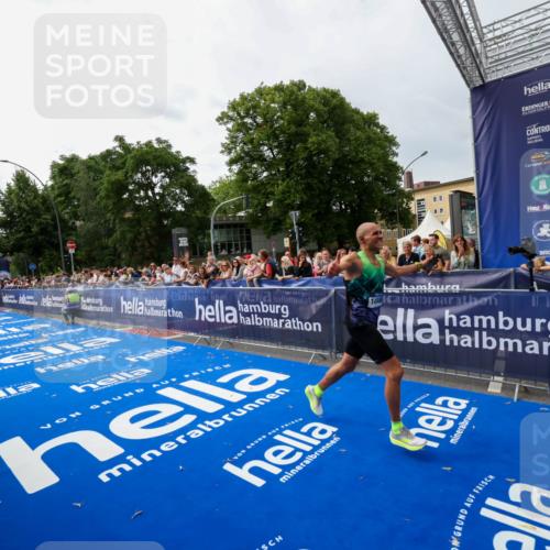 29.06.2025 - hella hamburg halbmarathon Zöllner http://msf.ph/oto/8413985 29.06.2025 10:24:43 Ziel 2892, 14506 meine-sportfotos.de