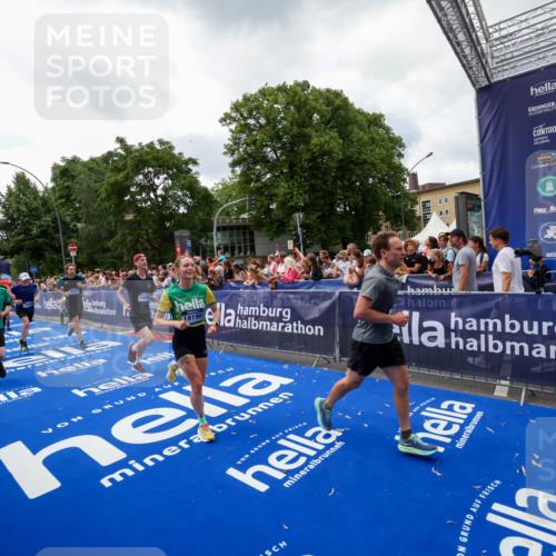 29.06.2025 - hella hamburg halbmarathon Zöllner http://msf.ph/oto/8413991 29.06.2025 10:48:06 Ziel 1086, 4324, 4528, 4601, 4711, 6377, 9638, 12706, 12724, 12747, 12808, 13570, 16149, 16766, 18206, 18922, 19198 meine-sportfotos.de