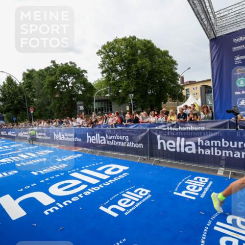 29.06.2025 - hella hamburg halbmarathon Zöllner http://msf.ph/oto/8413994 29.06.2025 10:24:43 Ziel 2892, 14506 meine-sportfotos.de