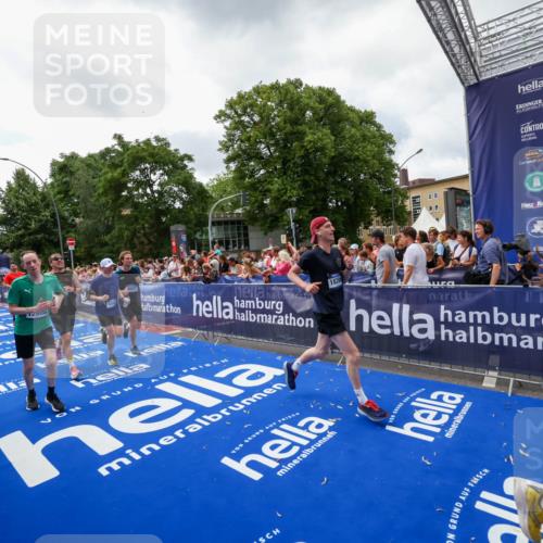 29.06.2025 - hella hamburg halbmarathon Zöllner http://msf.ph/oto/8414009 29.06.2025 10:48:07 Ziel 1086, 4324, 4528, 4601, 4711, 6377, 9626, 9638, 12706, 12724, 12747, 12808, 13570, 16094, 16149, 18206, 18922, 19198 meine-sportfotos.de