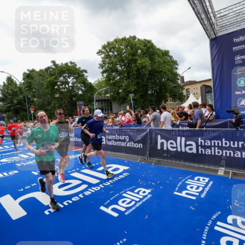 29.06.2025 - hella hamburg halbmarathon Zöllner http://msf.ph/oto/8414026 29.06.2025 10:48:07 Ziel 1086, 4324, 4528, 4601, 4711, 6377, 9626, 9638, 12706, 12724, 12747, 12808, 13570, 16094, 16149, 18206, 18922, 19198 meine-sportfotos.de