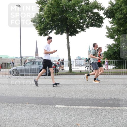 29.06.2025 - hella hamburg halbmarathon Lena Gebhardt http://msf.ph/oto/8414036 29.06.2025 10:51:22 Lombardsbrücke 1129, 1203, 1208, 1404, 1478, 1617, 1997, 2202, 2308, 2358, 2380, 2484, 2485, 2593, 2736, 2778, 2859, 3934, 4156, 4652, 4713, 4748, 4808, 4848, 4878, 4920, 5286, 5289, 5291, 5357, 5394, 5530, 5716, 5717, 6007, 6091, 6885, 6945, 6954, 6961, 7012, 7141, 7769, 7770, 7771, 7825, 7841, 7871, 7992, 8040, 8125, 8399, 8410, 8672, 8779, 9166, 9167, 9340, 9462, 9582, 9583, 9763, 10496, 10552, 10614, 10636, 11034, 11052, 11252, 11268, 11575 meine-sportfotos.de
