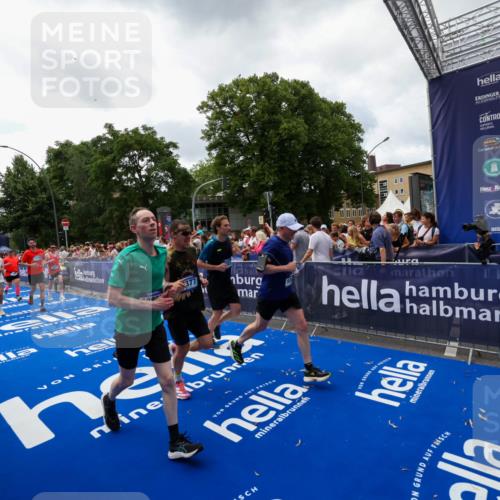 29.06.2025 - hella hamburg halbmarathon Zöllner http://msf.ph/oto/8414038 29.06.2025 10:48:08 Ziel 1086, 4324, 4601, 4711, 6377, 9544, 9626, 9638, 12706, 12724, 12747, 12808, 13570, 16094, 16149, 16269, 18206, 18922 meine-sportfotos.de