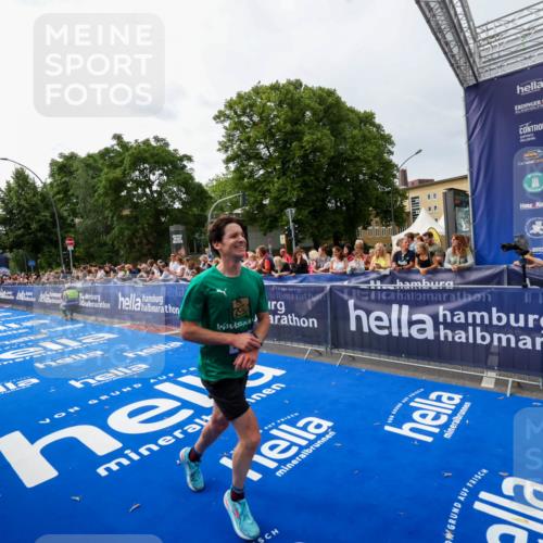 29.06.2025 - hella hamburg halbmarathon Zöllner http://msf.ph/oto/8414057 29.06.2025 10:24:47 Ziel 1241, 2892, 18740 meine-sportfotos.de