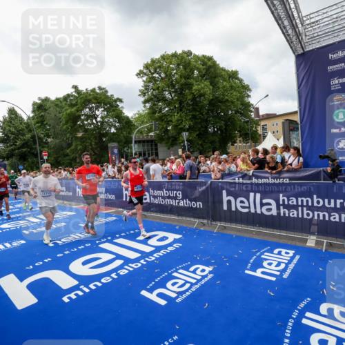 29.06.2025 - hella hamburg halbmarathon Zöllner http://msf.ph/oto/8414092 29.06.2025 10:48:09 Ziel 1086, 1914, 4324, 4601, 4711, 6377, 9544, 9626, 9638, 12706, 12724, 12747, 12808, 13570, 14192, 15973, 16094, 16149, 16269 meine-sportfotos.de