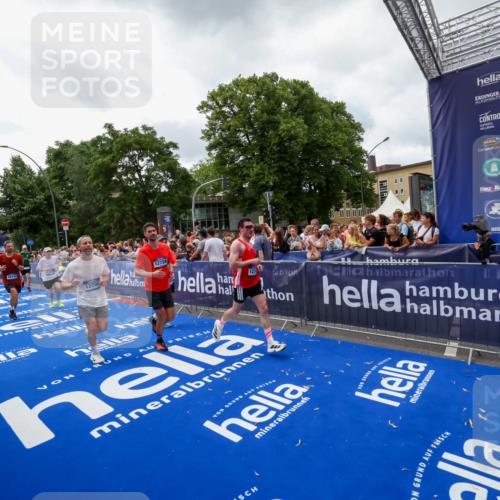 29.06.2025 - hella hamburg halbmarathon Zöllner http://msf.ph/oto/8414099 29.06.2025 10:48:10 Ziel 1086, 1914, 4324, 4711, 9544, 9626, 9638, 12706, 12724, 12747, 13570, 14192, 15973, 16094, 16149, 16269 meine-sportfotos.de