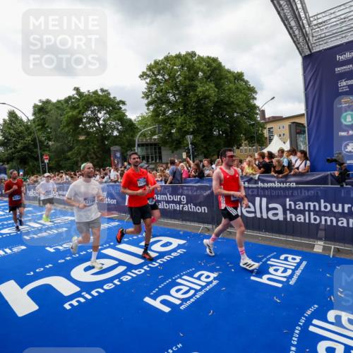29.06.2025 - hella hamburg halbmarathon Zöllner http://msf.ph/oto/8414107 29.06.2025 10:48:10 Ziel 1086, 1914, 4324, 4711, 9544, 9626, 9638, 12706, 12724, 12747, 13570, 14192, 15973, 16094, 16149, 16269 meine-sportfotos.de