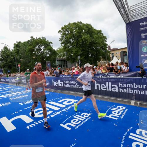 29.06.2025 - hella hamburg halbmarathon Zöllner http://msf.ph/oto/8414155 29.06.2025 10:48:11 Ziel 1086, 1914, 4324, 4711, 9544, 9626, 9638, 12685, 12706, 12724, 12747, 13570, 14192, 14814, 15590, 15973, 15981, 16094, 16149, 16269 meine-sportfotos.de